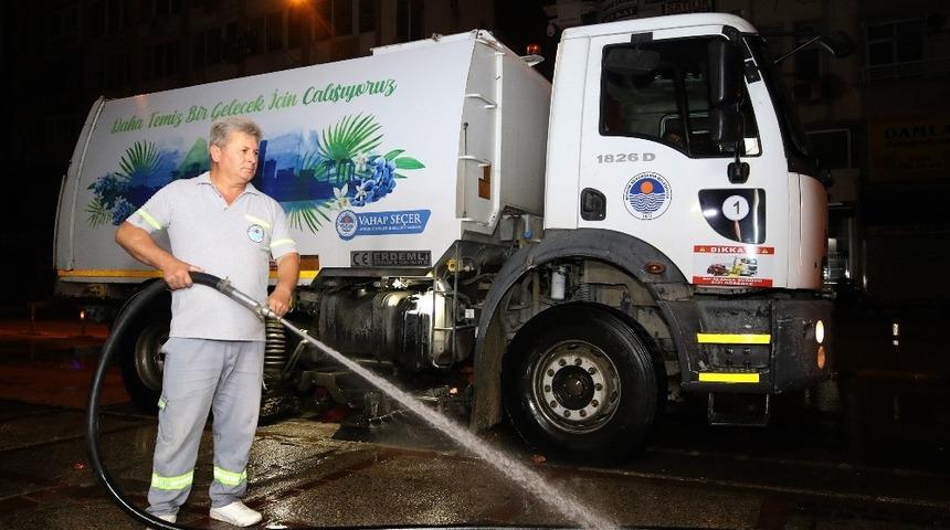 Belediye ekiplerinden gece temizliği