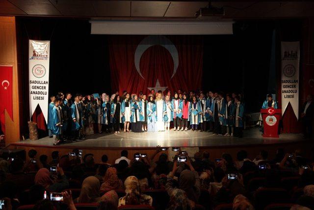 Ahlat Sadullah Gencer Anadolu Lisesinde mezuniyet coşkusu