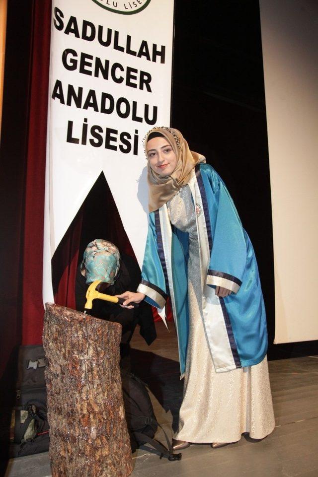 Ahlat Sadullah Gencer Anadolu Lisesinde mezuniyet coşkusu