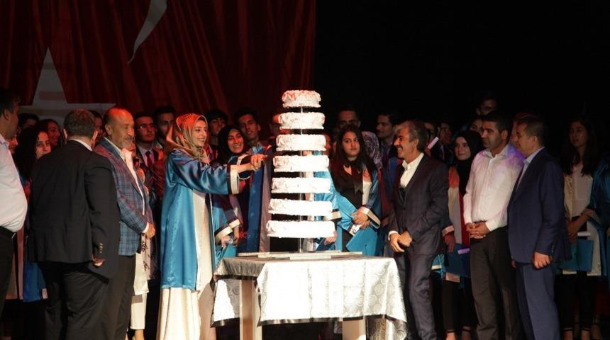 Ahlat Sadullah Gencer Anadolu Lisesinde mezuniyet coşkusu