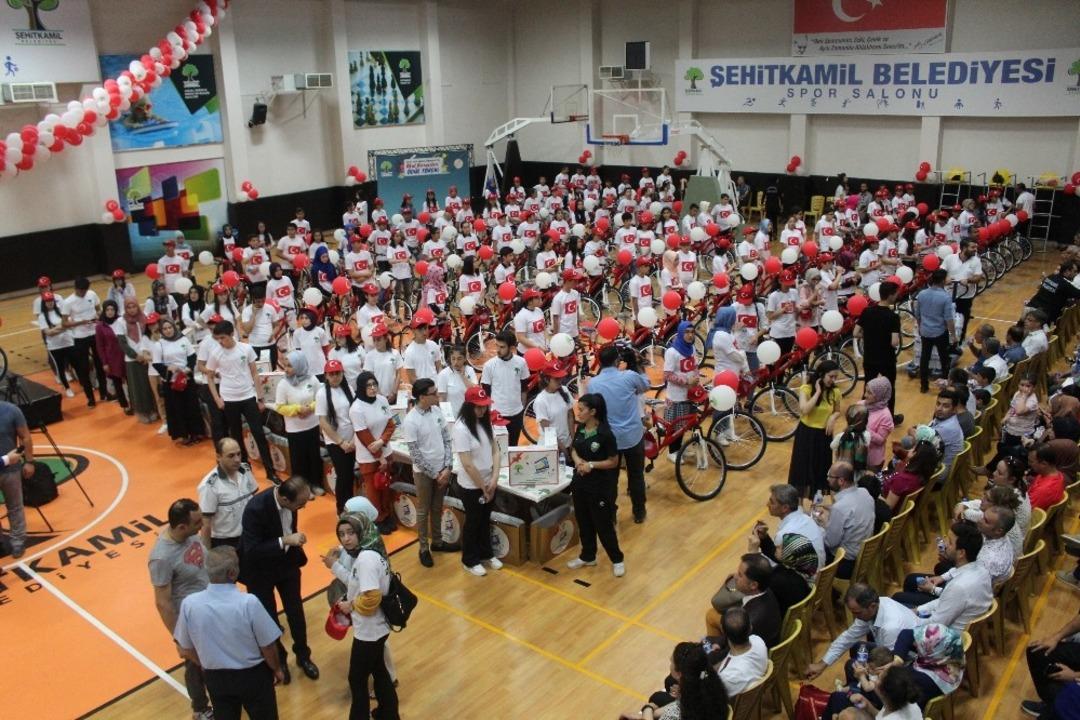 Gaziantep&rsquo;te 306 okul birincisine bilgisayar ve bisiklet &ouml;d&uuml;l&uuml;