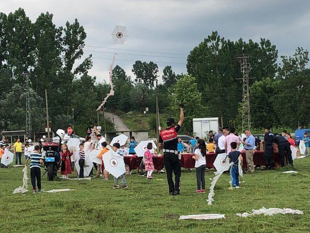 Jandarmadan çocuklara karne hediyesi