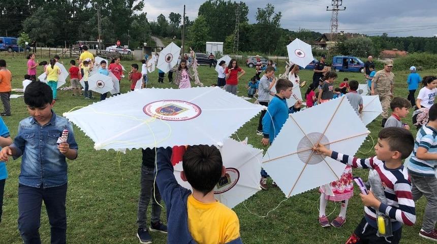 Jandarmadan &ccedil;ocuklara karne hediyesi