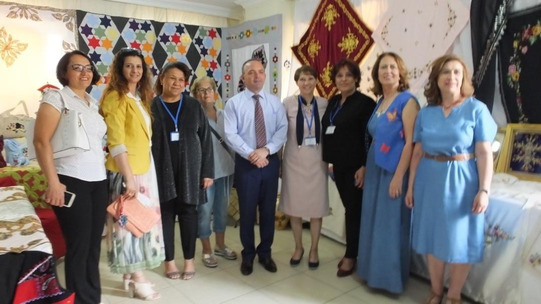 Burhaniye&rsquo;de sergi a&ccedil;ılışında İstiklal Marşı&rsquo;nı işaret dili ile okudular