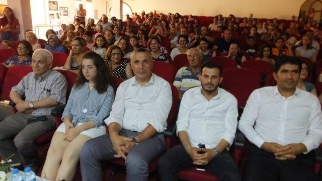 Burhaniye’de öğretmenler enstrüman çaldı öğrenciler türkü söyledi