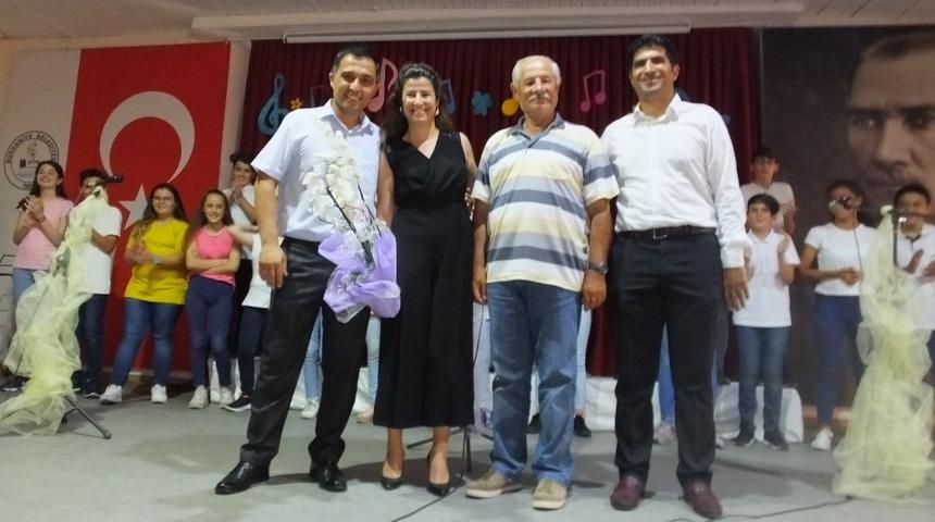 Burhaniye&rsquo;de &ouml;ğretmenler enstr&uuml;man &ccedil;aldı &ouml;ğrenciler t&uuml;rk&uuml; s&ouml;yledi