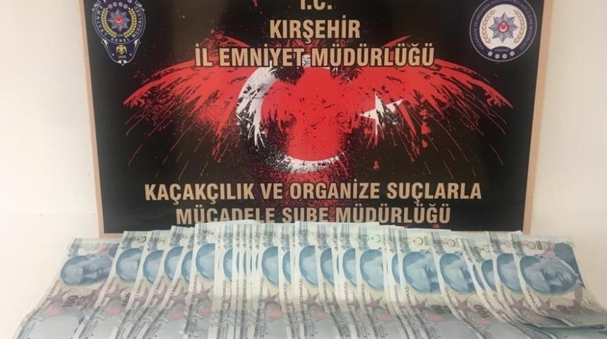 Kırşehir&rsquo;de polis, yol uygulamasında sahte para ele ge&ccedil;irdi