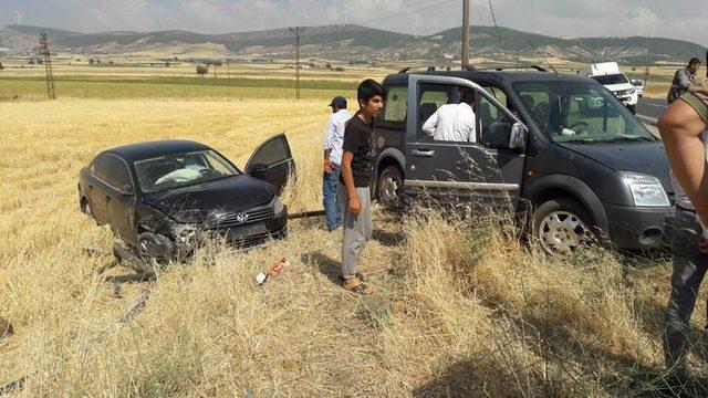 Çarpışan araçlar buğday tarlasına girdi: 2 yaralı