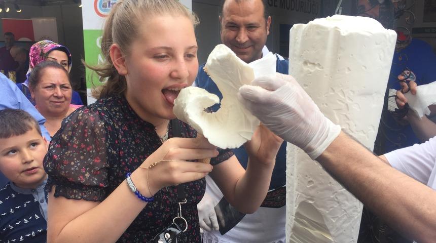 Dev Maraş dondurmasını tatmak için birbirleriyle yarıştılar