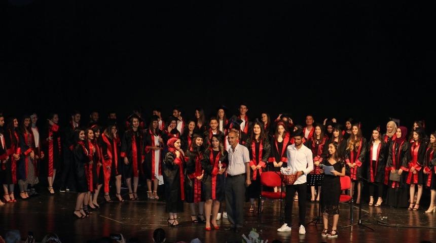 Liseli &ouml;ğrencilerden coşkulu mezuniyet t&ouml;reni