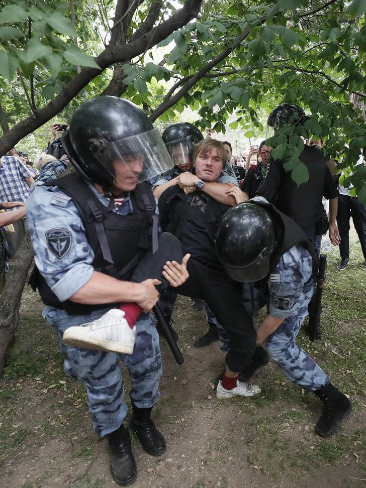 Rusya'da büyük eyleme polis müdahalesi: 400 kişiye gözaltı G3