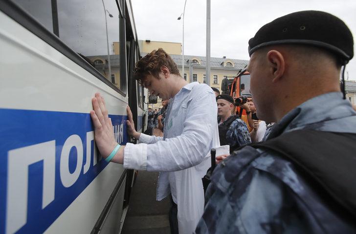 Rusya'da büyük eyleme polis müdahalesi: 400 kişiye gözaltı G5