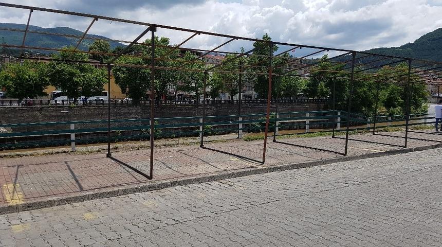 Devrek&rsquo;te Yaz Şenlikleri stantları kurulmaya başlandı