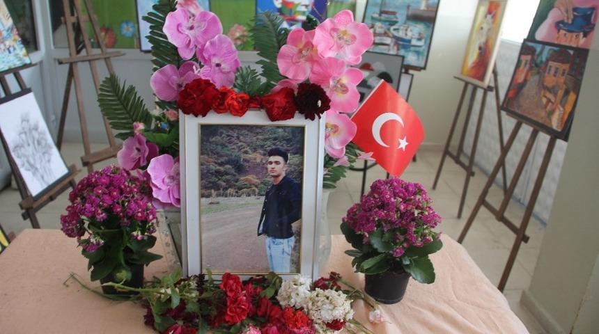 Denizde boğulan lise &ouml;ğrencisinin arkadaşları yasta