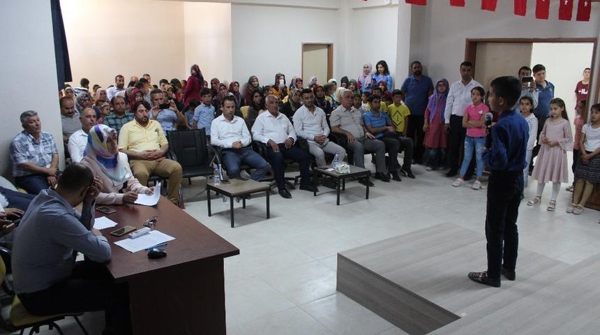 &Ouml;ğrenciler okula şiirle veda etti