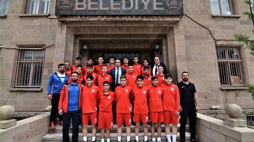 Sandıklıspor U16 takımı T&uuml;rkiye Şampiyonası i&ccedil;in K&uuml;tahya&rsquo;ya gitti