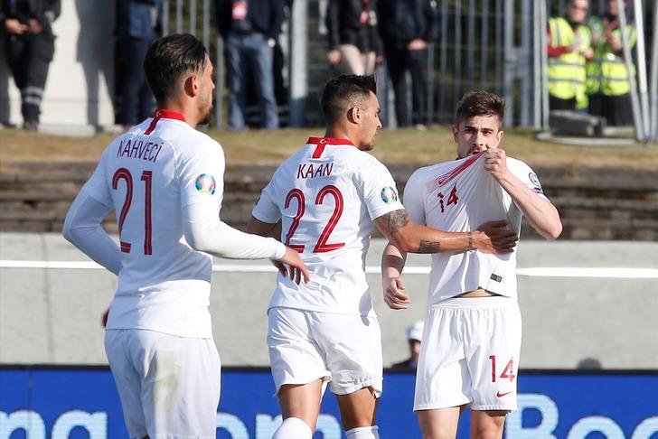 Milli futbolcu İrfan Can Kahveci kız arkadaşı ile Çeşme'de G3