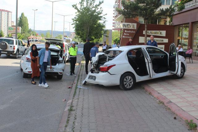Sivas'ta zincirleme kaza anı kameralara yansıdı