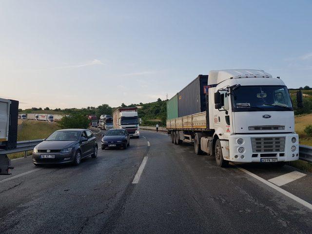 Yalova-Bursa Karayolu'nda iki TIR bariyerlere çarptı, trafik 1 saat ulaşıma kapandı