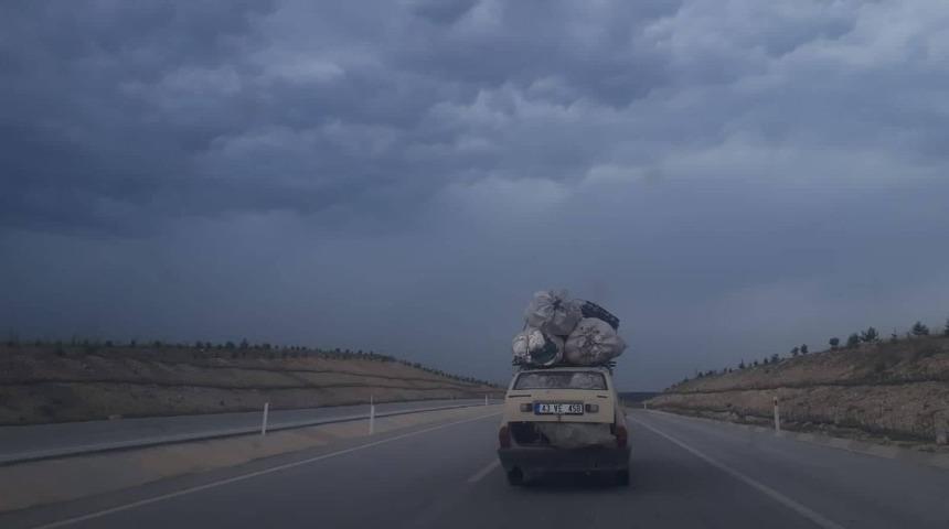 Uşak-K&uuml;tahya yolunda tehlike sa&ccedil;an ara&ccedil;