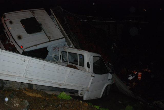 Tokat'ta kiraz yüklü kamyon, kamyonetin üzerine devrildi: 3 yaralı