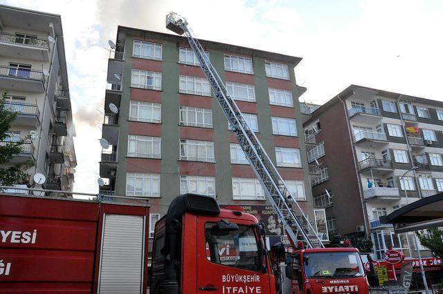 Ankara’da, 6 katlı binanın çatısı yandı