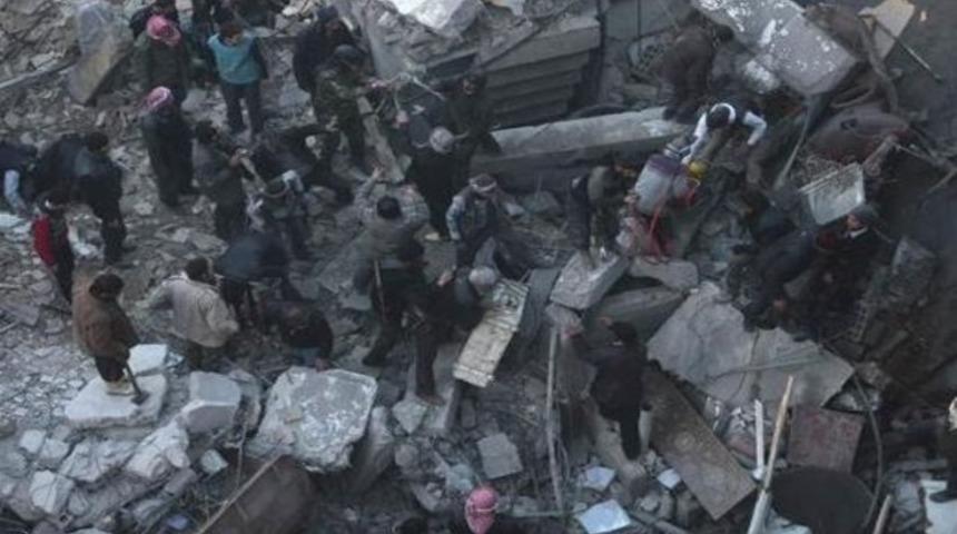 Suriye'de yeni doğmuş bir bebek enkazdan kurtarıldı