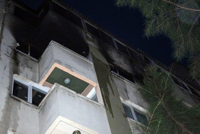 İzmir’de apartmanda çıkan yangın paniğe neden oldu