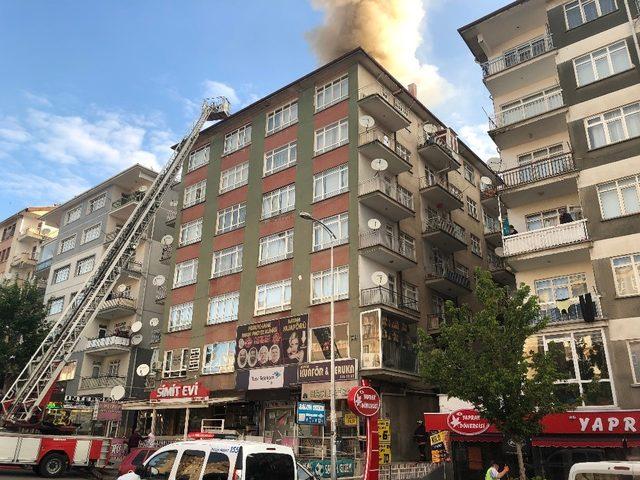 Başkent’te çatısı yanan bina boşaltıldı