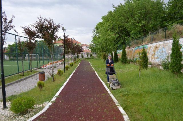 Bünyan’da yabani ot temizliği ve çim biçme çalışmaları sürüyor