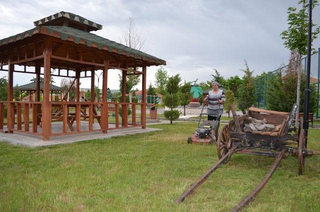 Bünyan’da yabani ot temizliği ve çim biçme çalışmaları sürüyor