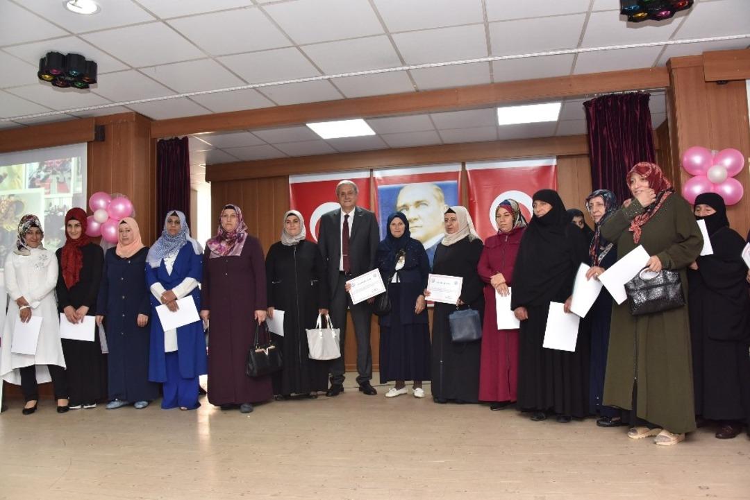 Yıl sonu sergisindeki defile beğeni topladı