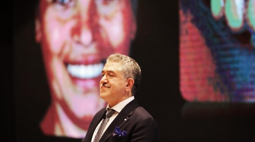 Aralıklı dişler g&uuml;lmeyi engelliyor