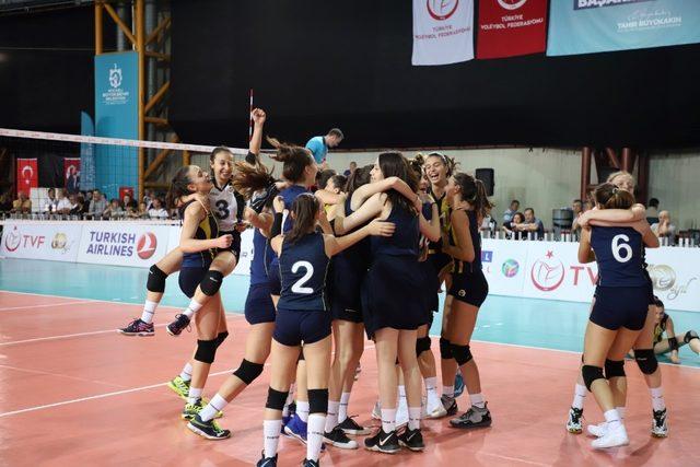 Yıldız Kızlar Voleybol derbisini Fenerbahçe kazandı