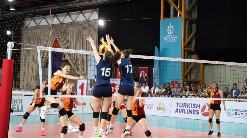 Yıldız Kızlar Voleybol derbisini Fenerbah&ccedil;e kazandı