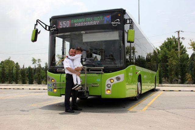 Belediye otobüsünde unutulan 5 yaşındaki çocuk ailesine teslim edildi