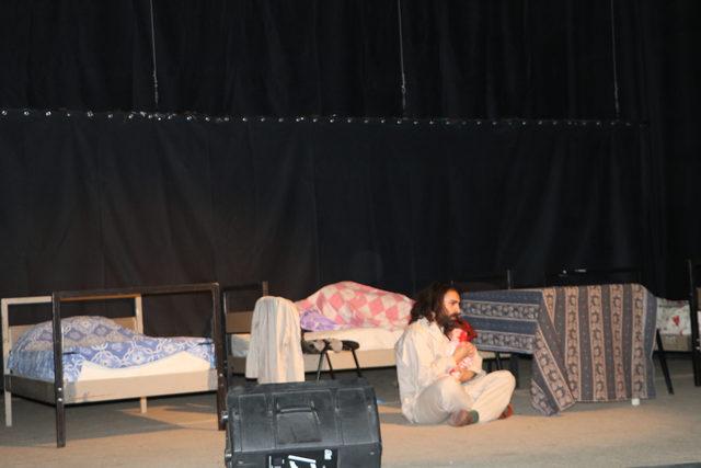 Tiyatro ekibi, oyununu lösemi hastası Zozan için sahneledi