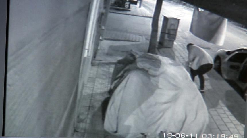 3 kişi marketin &ouml;n&uuml;ne tuvaletini yapıp, karpuz &ccedil;aldı