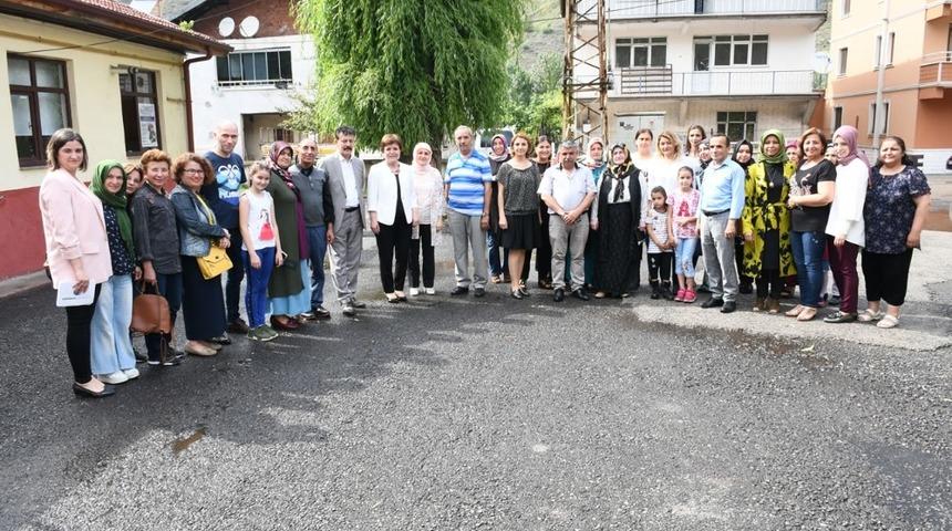 Başarılı kursiyerler sertifikalarını almaya devam ediyor