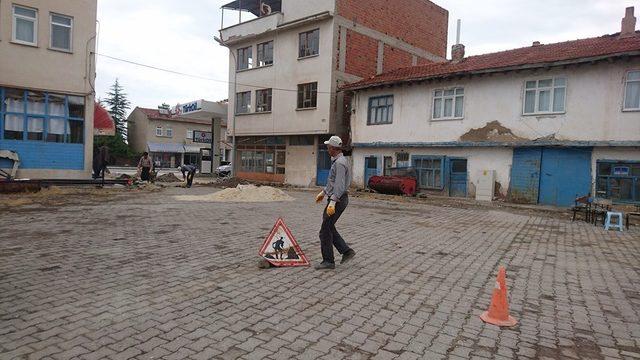 Aslanapa’da çevre düzenleme ve kilitli parke döşeme çalışmaları