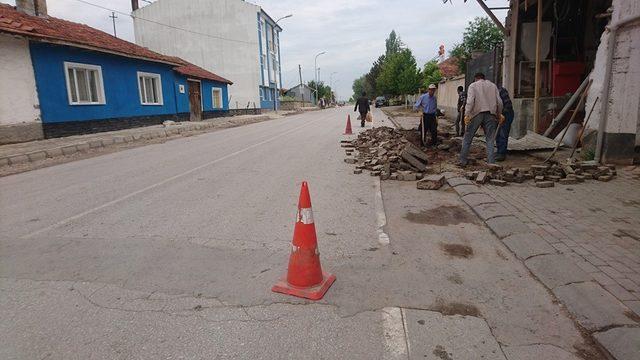 Aslanapa’da çevre düzenleme ve kilitli parke döşeme çalışmaları