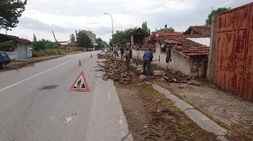 Aslanapa&rsquo;da &ccedil;evre d&uuml;zenleme ve kilitli parke d&ouml;şeme &ccedil;alışmaları