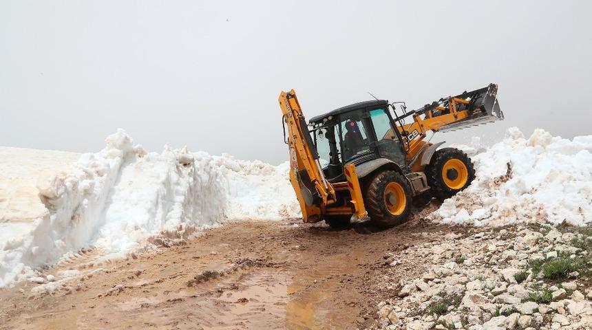 Mersin&rsquo;de yaz ortasında karla m&uuml;cadele &ccedil;alışması