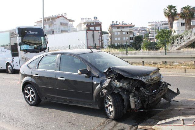 Önce bariyerlere sonra bisiklete çarptı: 1 yaralı