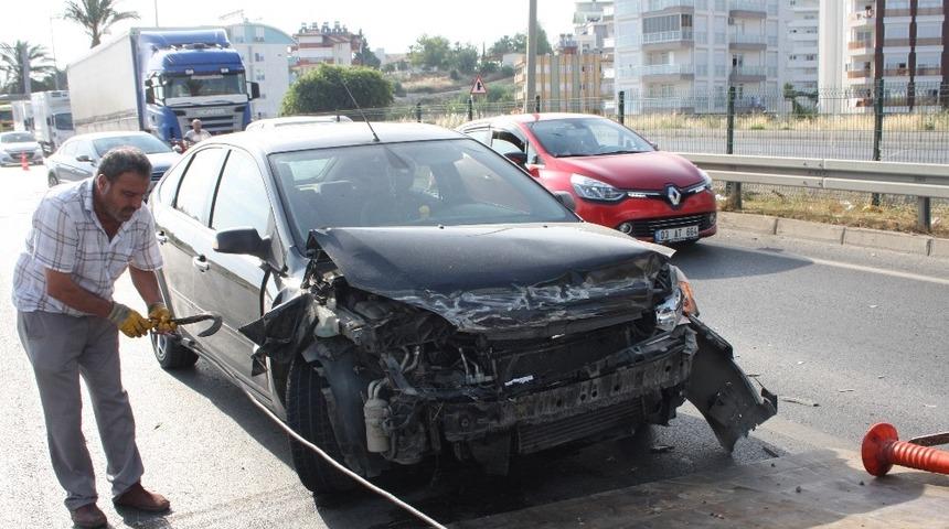 &Ouml;nce bariyerlere sonra bisiklete &ccedil;arptı: 1 yaralı