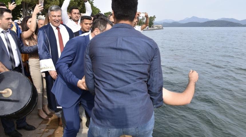 K&ouml;yceğiz&rsquo;de gelenek değişmedi: G&ouml;le &ouml;ğrenci &ccedil;alındı