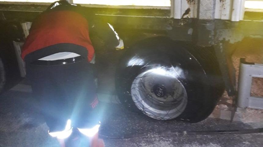 Hareket halindeki kamyonun lastikleri yandı