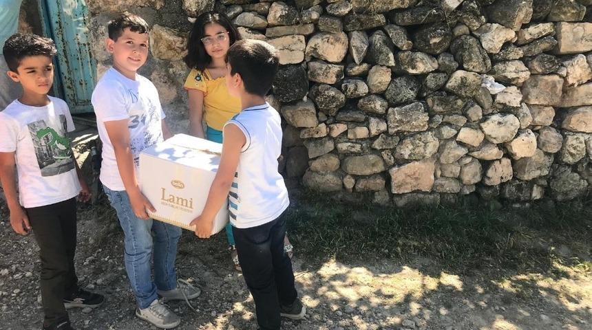 Harçlıklarını biriktiren öğrencilerden örnek davranış