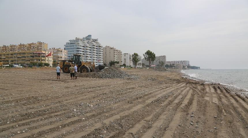 Erdemli&rsquo;de sahiller yaza hazır
