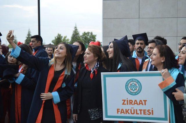 Turgut Özal Üniversitesi ilk mezunlarını verdi